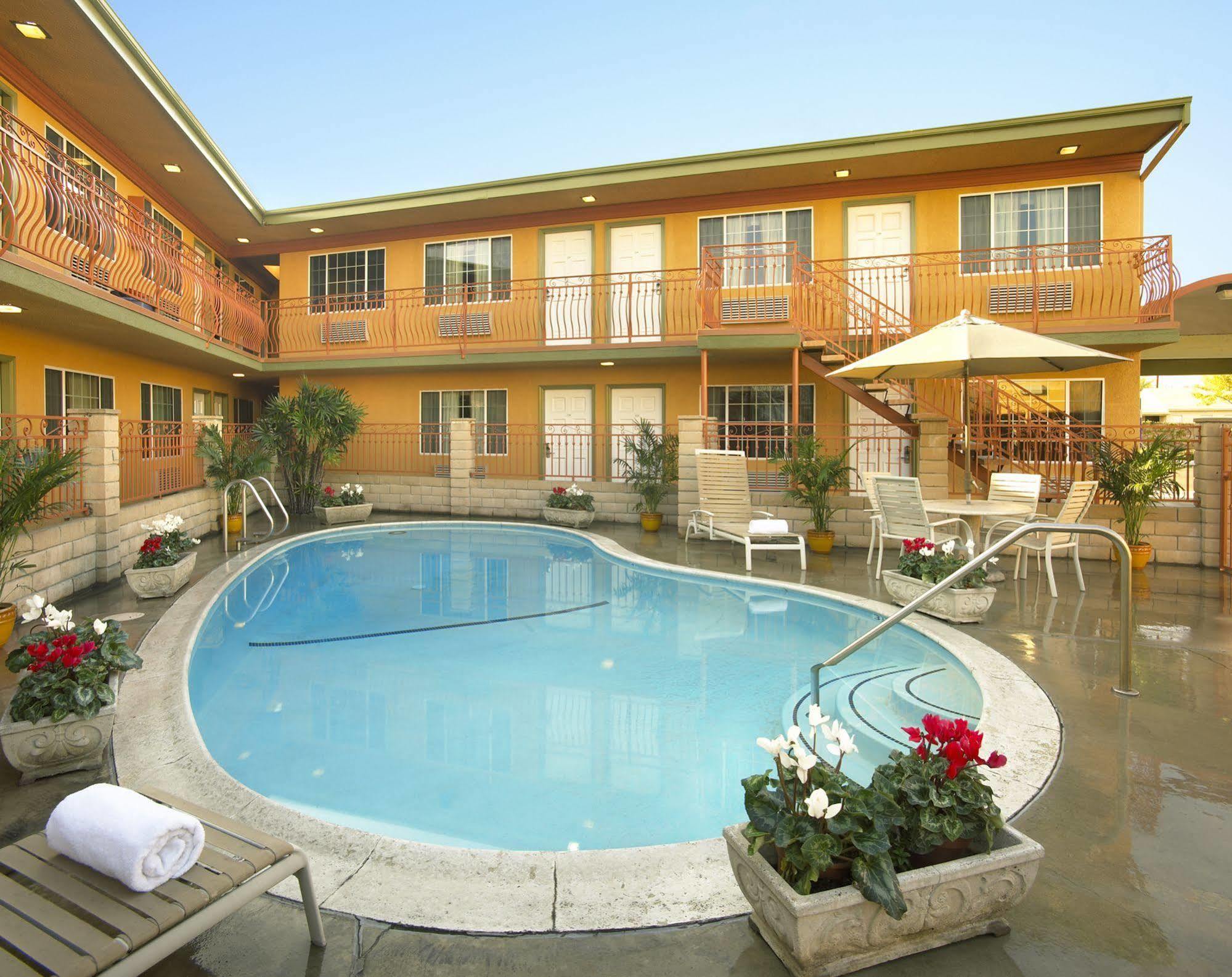 Studio Inn & Suites At Promenade Downey Eksteriør billede